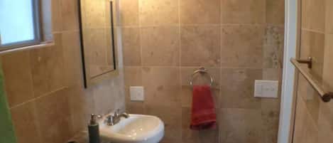 Douche, sèche-cheveux, serviettes fournies, savon