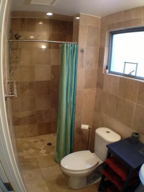 Dusche, Haartrockner, Handtücher, Seife