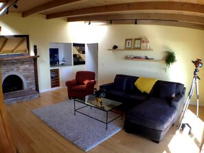 Fernseher, DVD-Player, Bücher, Videothek