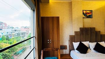 Executive Room | Desk, laptop workspace, free WiFi
