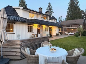 Outdoor dining - Spacious and beautiful villa in Holmenkollen hill with parking (Oslo)