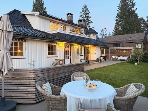 Spacious and beautiful villa in Holmenkollen hill with parking