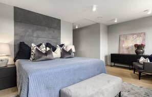 5 bedrooms, desk, iron/ironing board, WiFi