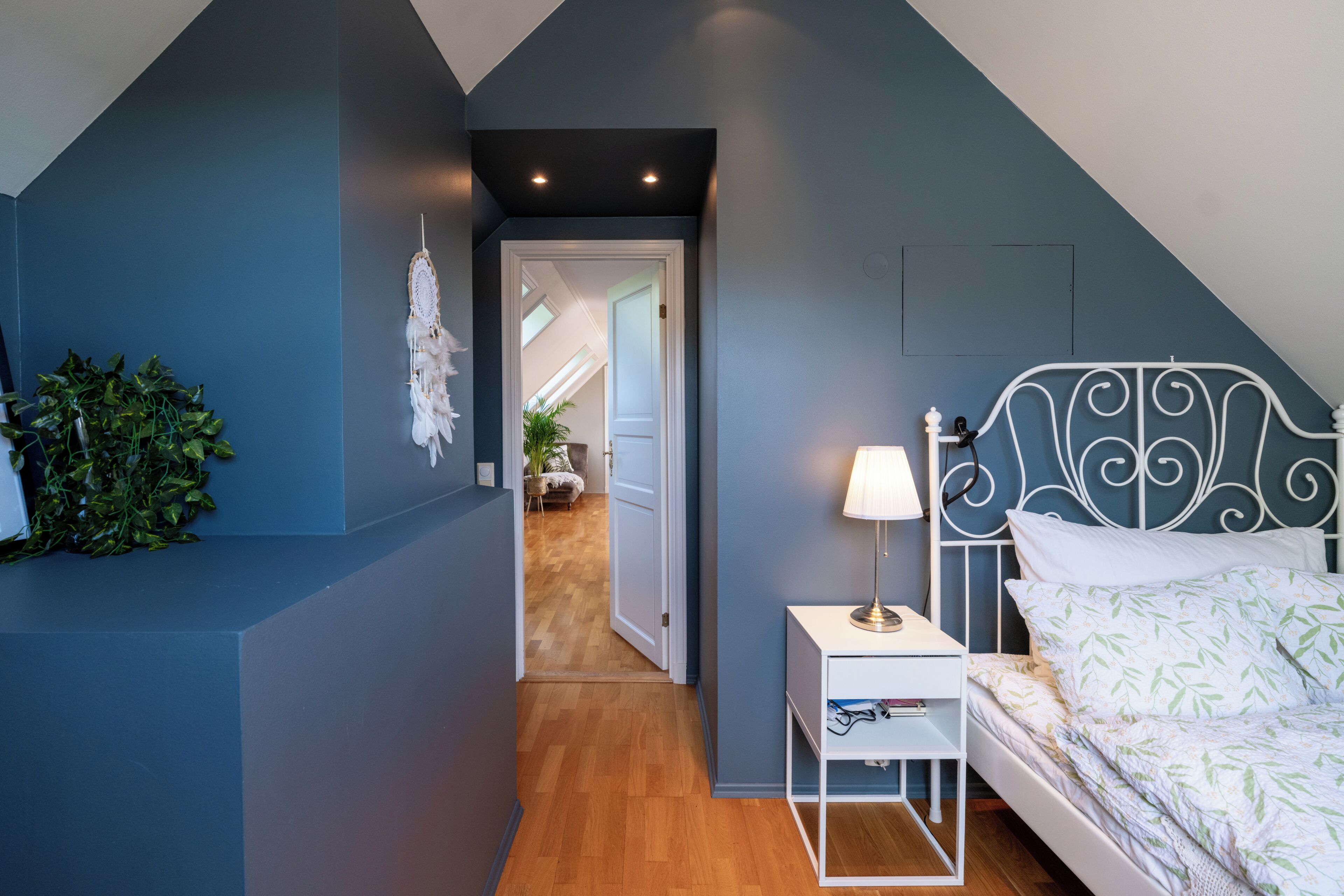 5 bedrooms, desk, iron/ironing board, WiFi