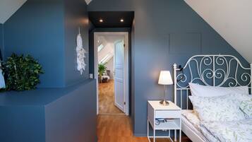 5 bedrooms, desk, iron/ironing board, WiFi