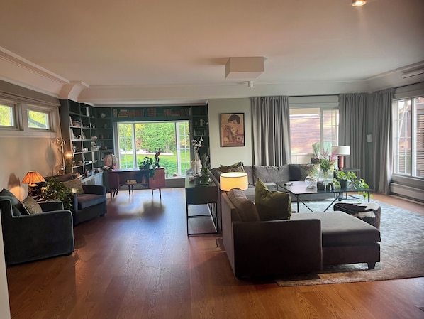 Smart TV, fireplace, books, computer monitors - Spacious and beautiful villa in Holmenkollen hill with parking (Oslo)