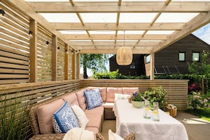 Outdoor dining - Spacious and beautiful villa in Holmenkollen hill with parking (Oslo)