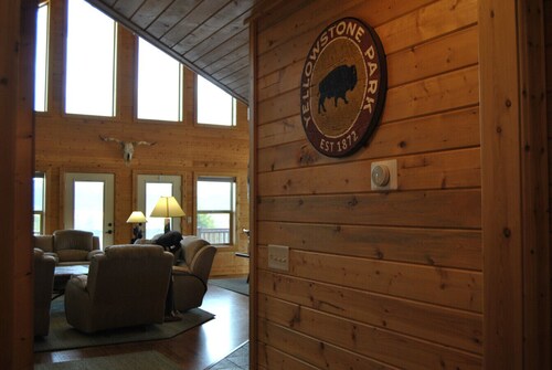 25 min YNP, Golf Course, Hot Tub, Air Hockey