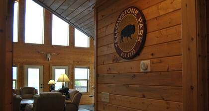 25 min YNP, Golf Course, Hot Tub, Air Hockey