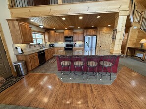 Jääkaappi, mikroaaltouuni, uuni, astianpesukone