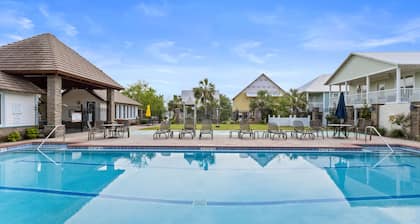 Southern Pines- Sleeps 18 with community pool and docks