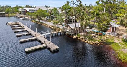 Southern Pines- Sleeps 20 with community pool and docks