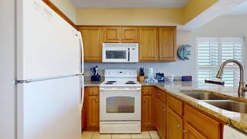 Geladeira, micro-ondas, fogão, cooktop