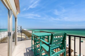 Property grounds - Spacious beachfront condo with full kitchen, shared pool and beach access (Fort Walton Beach)