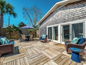 Studio (3 Bedrooms) | Outdoor dining - Barefoot Bungalow by Carolina Retreats (Kure Beach)