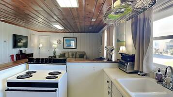 Studio (3 Bedrooms) | Property amenity