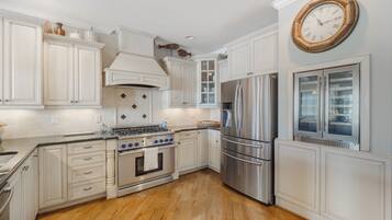 Studio (5 Bedrooms) | Tiện nghi, dịch vụ nơi lưu trú