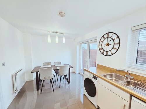 Spacious 2 Bedroom HOUSE with parking