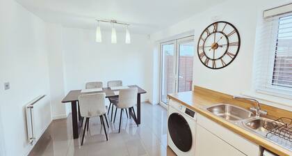 Spacious 2 Bedroom HOUSE with parking