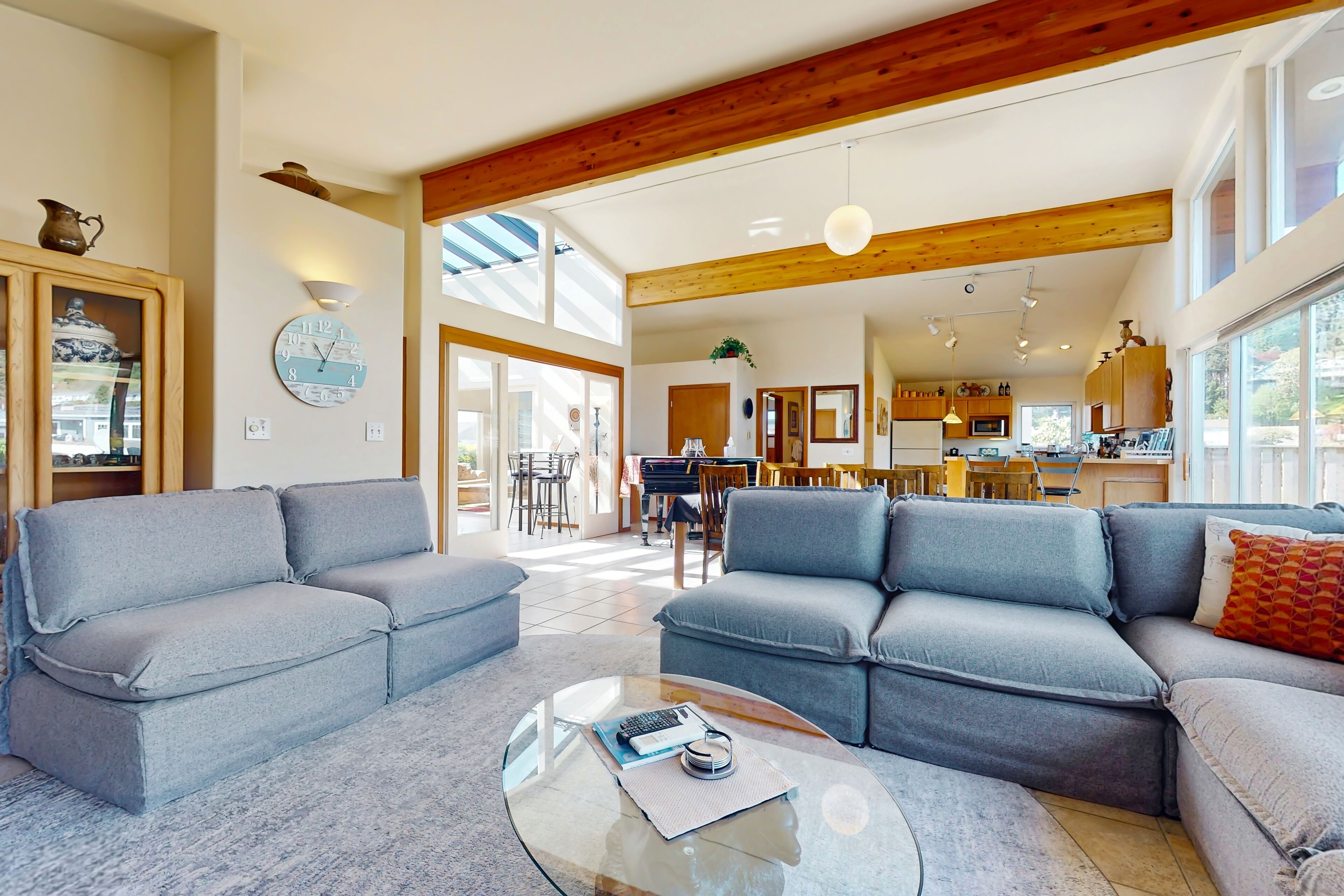 Télévision, lecteur de DVD, livres, vidéothèque