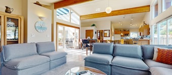 Peaceful Island Retreat with Community Dock on Whidbey Island
