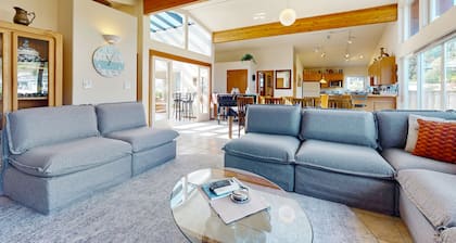 Peaceful Island Retreat with Community Dock on Whidbey Island