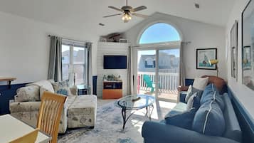 Studio (4 Bedrooms) | Oppholdsområde | TV