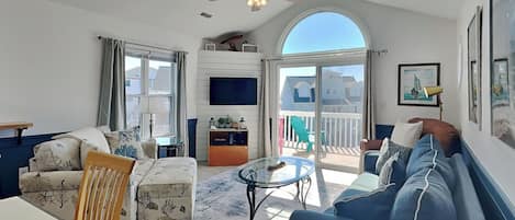 Studio (4 Bedrooms) | Living area | TV