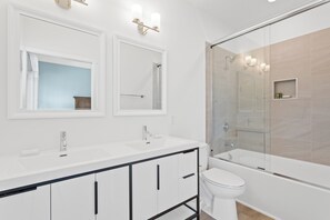 Studio (4 Bedrooms) | Tiện nghi, dịch vụ nơi lưu trú