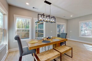 Dining - Modern farm style, dog friendly cabin with game room and screened in deck (Sautee Nacoochee)