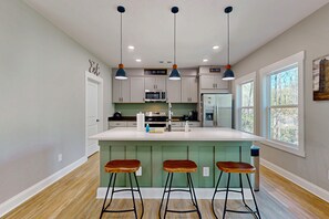 Fridge, microwave, oven, stovetop - Modern farm style, dog friendly cabin with game room and screened in deck (Sautee Nacoochee)