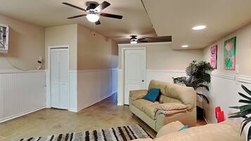 Studio (3 Bedrooms) | Property amenity