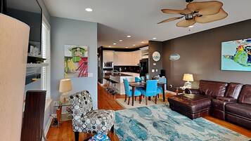 Studio (3 Bedrooms) | Living area | TV