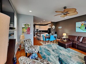 Studio (3 Bedrooms) | Coin séjour | Télévision