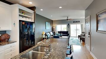 Studio (3 Bedrooms) | Property amenity