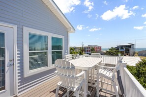 Studio (4 Bedrooms) | Outdoor dining - Mermaid Crossing by Carolina Retreats (Carolina Beach)
