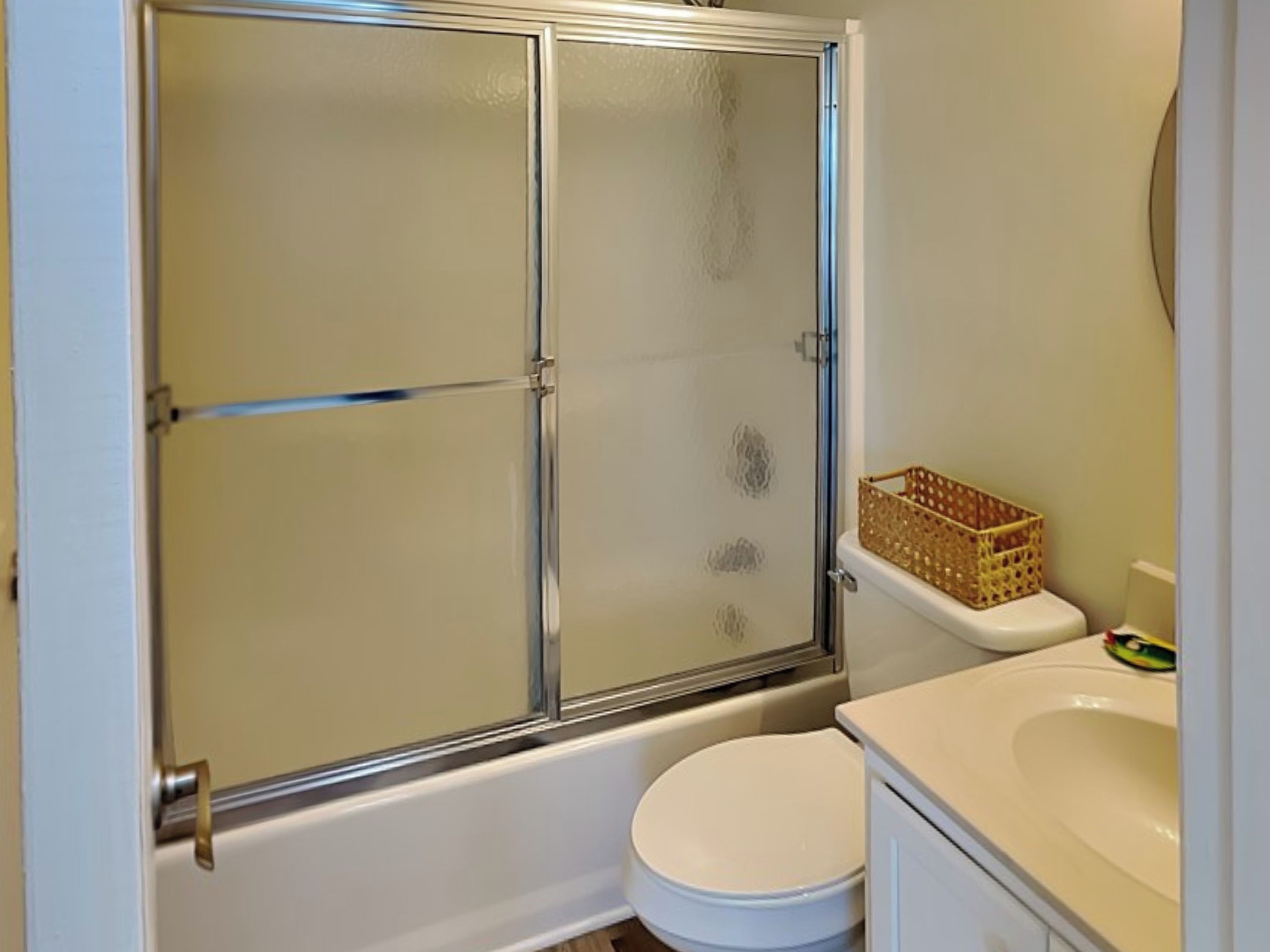 Ein Badezimmer mit Duschkabine, Toilette und Waschbecken.