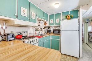 Réfrigérateur, micro-ondes, plaque de cuisson, cafetière/bouilloire
