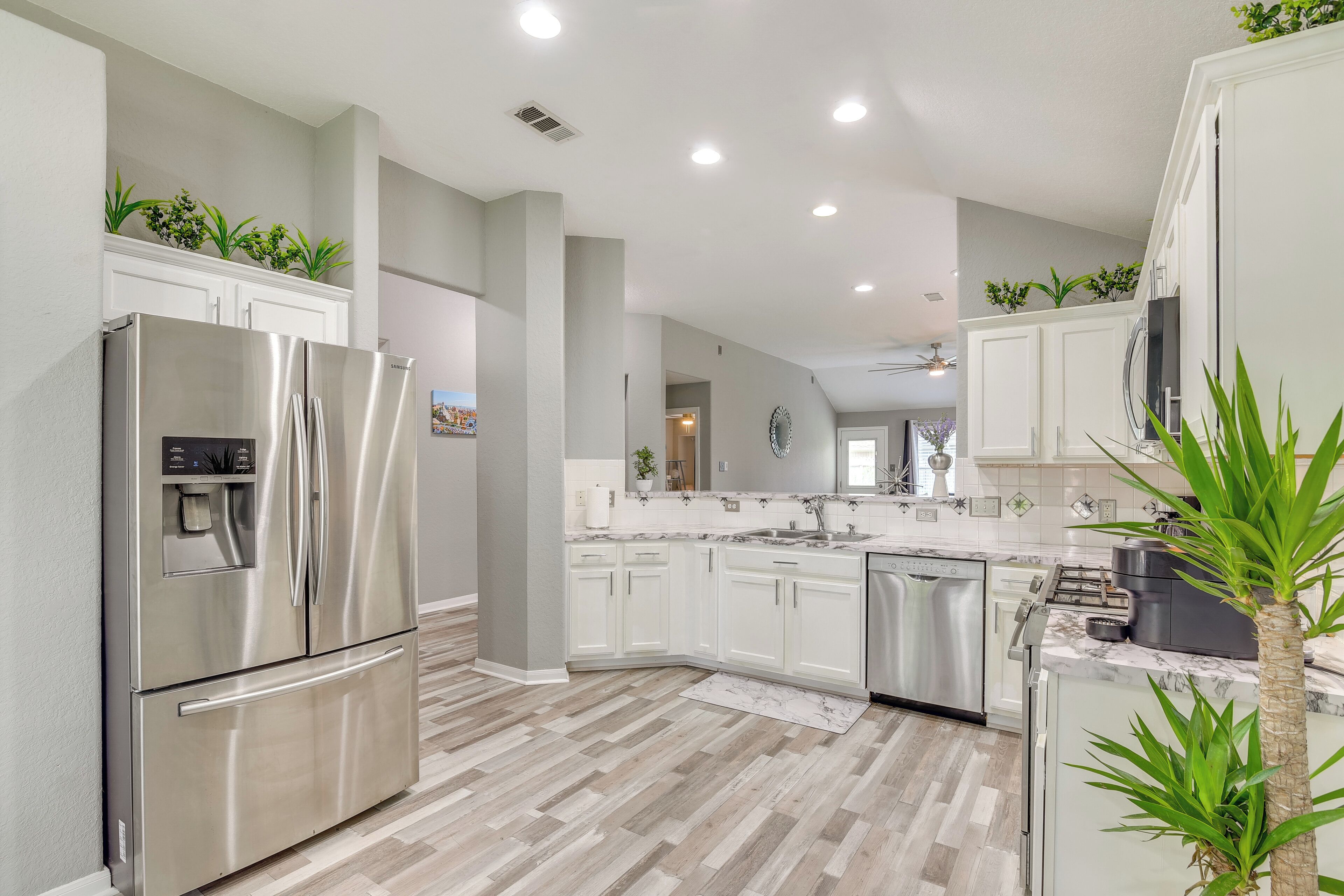 Fridge, microwave, stovetop, dishwasher