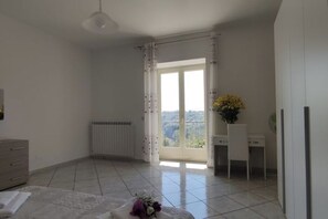 4 Schlafzimmer, Schreibtisch, Bügeleisen/Bügelbrett, WLAN