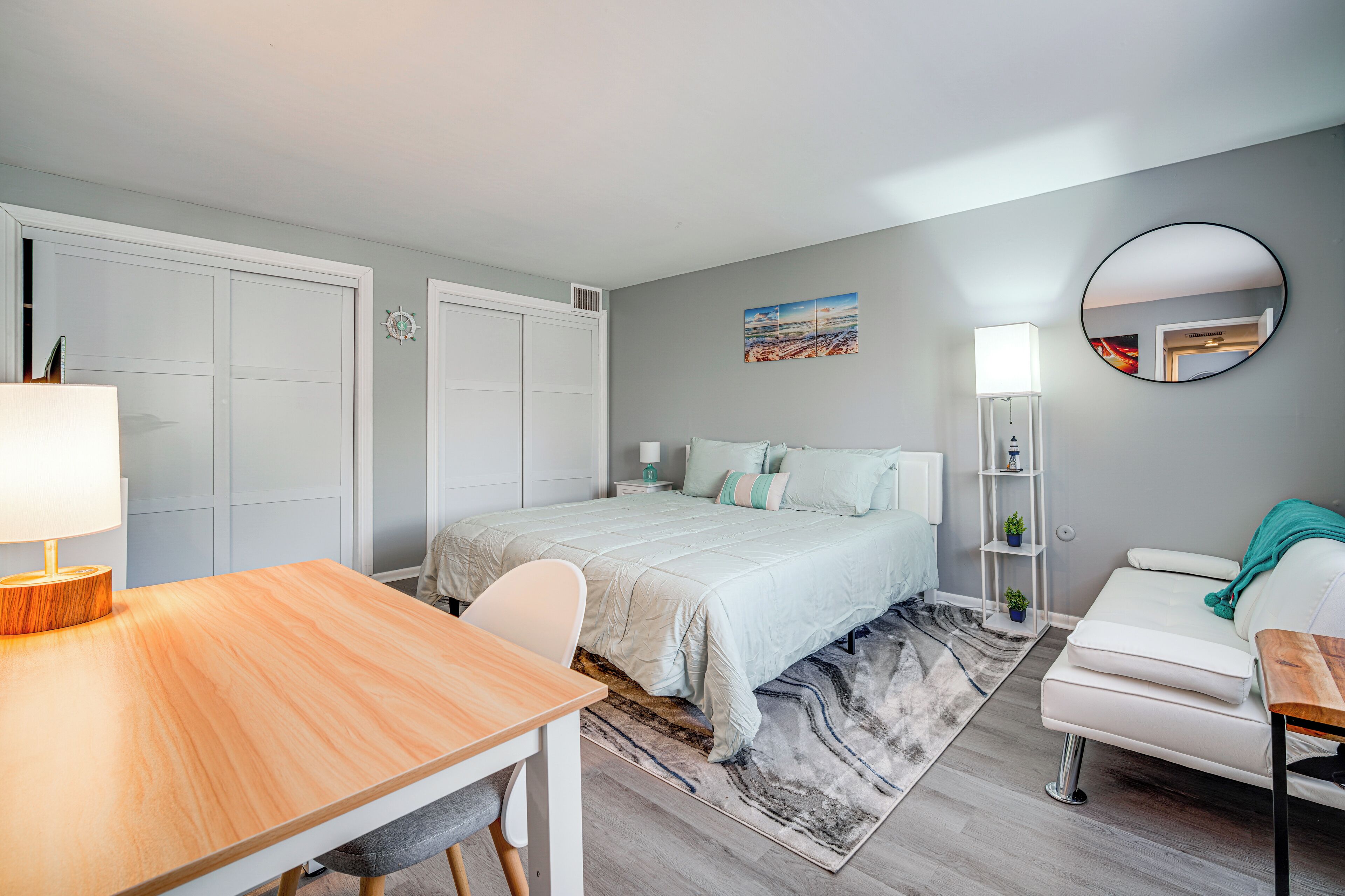 2 bedrooms, desk, internet, bed sheets