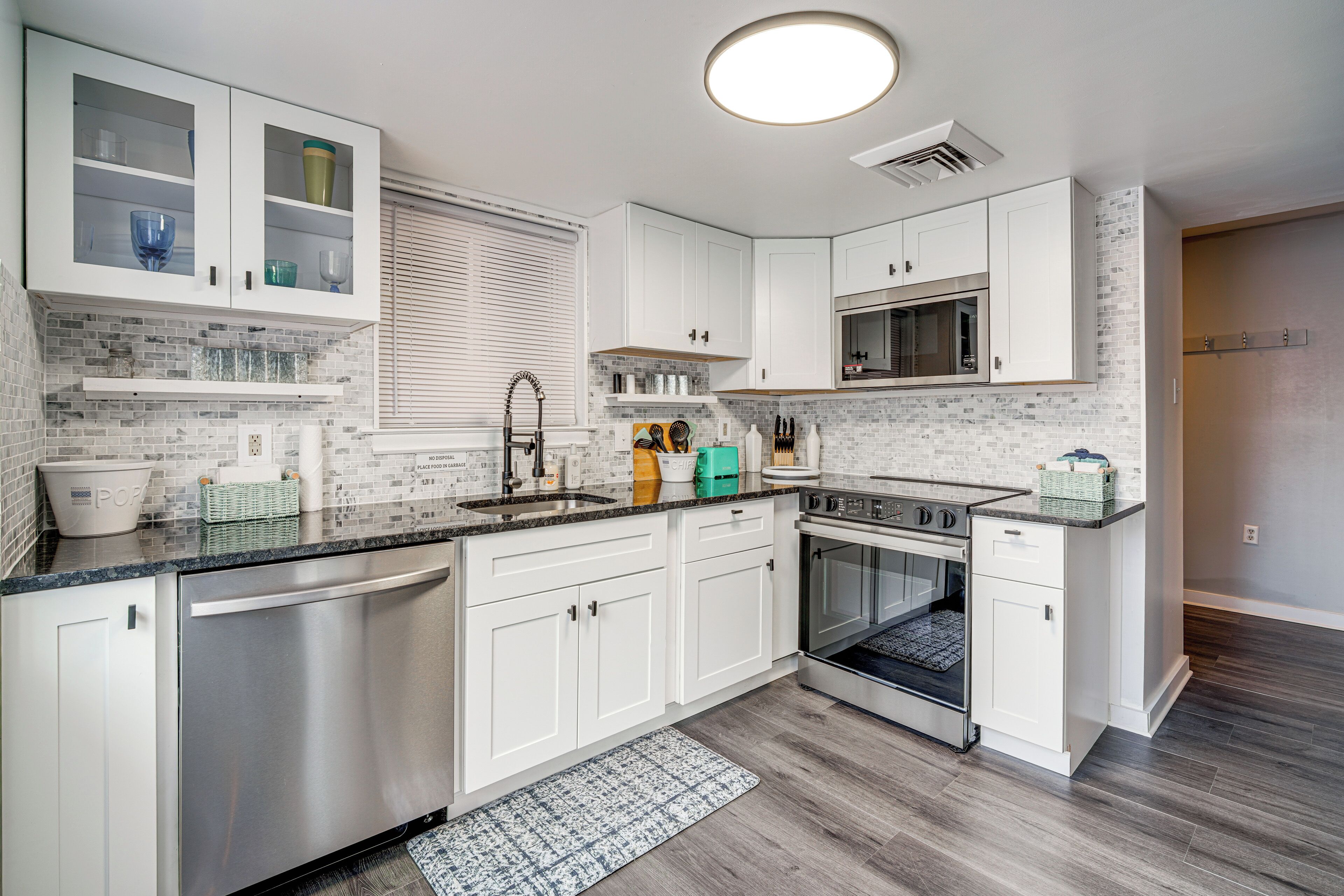 Fridge, microwave, stovetop, dishwasher