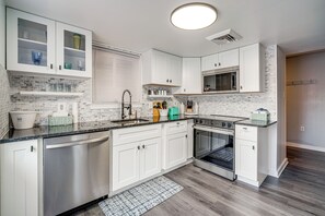 Réfrigérateur, micro-ondes, plaque de cuisson, lave-vaisselle
