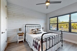 3 bedrooms, iron/ironing board, internet, bed sheets - Stunning lake house with spacious bedrooms - minutes to local attractions (Horseshoe Bay)