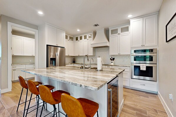 Fridge, microwave, oven, stovetop - Stunning lake house with spacious bedrooms - minutes to local attractions (Horseshoe Bay)