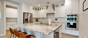 Stunning lake house with spacious bedrooms - minutes to local attractions