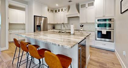 Stunning lake house with spacious bedrooms - minutes to local attractions