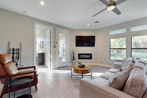 TV, fireplace - Stunning lake house with spacious bedrooms - minutes to local attractions (Horseshoe Bay)