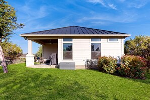 Exterior - Stunning lake house with spacious bedrooms - minutes to local attractions (Horseshoe Bay)