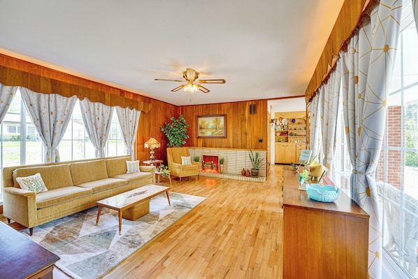TV, fireplace - Mid-Century 1950s Home W/ Carport Near Route 66 (Monett)